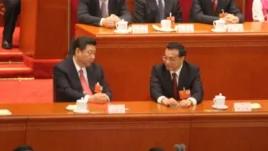 习近平在主席台上和李克强交谈(美国之音东方拍摄)