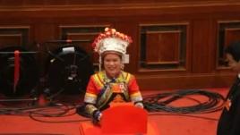 中国全国人大星期四举行会议的会场主席台(美国之音东方拍摄)