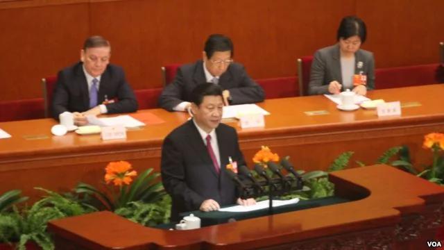 习近平在人大闭幕式上发表讲话（美国之音东方拍摄）