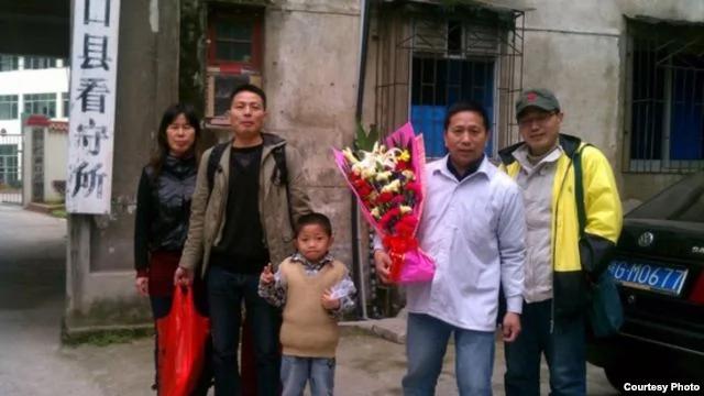 广州等地维权人士前往看守所接杨崇出狱，结果扑空(微博图片)