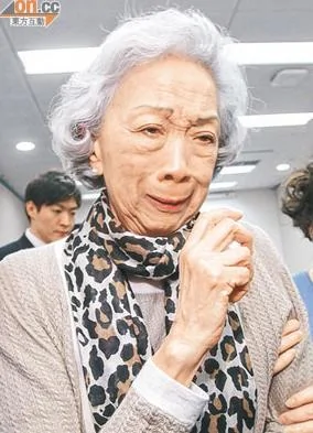 香港资深律师娶女星后赶84岁母亲出门老人几欲自杀(图)