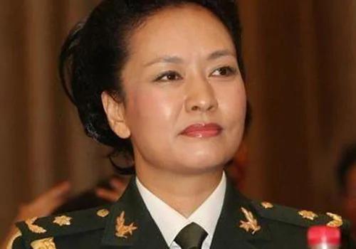 彭丽媛一家曾惨遭批斗 为探父望风学鸟叫