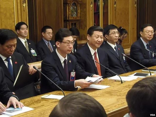 中央办公厅主任栗战书，翻译，习近平，王沪宁，杨洁篪（从左到右）3月23日在国家杜马。（美国之音白桦拍摄）