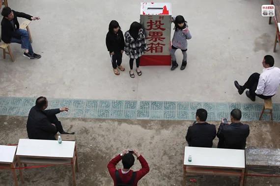 令人哭笑不得的中国式合影
