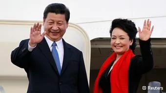 Chinese President Xi Jinping(L) and First Lady Peng Liyuan bid farewell as they board their plane to depart from the Julius Nyerere International Airport in Dar es Salaam, Tanzania, March25,2013. China's new president told Africans on Monday he wanted a relationship of equals that would help the continent develop, responding to concerns that Beijing is only interested in shipping out its raw materials. REUTERS/Thomas Mukoya(TANZANIA- Tags: POLITICS TPX IMAGES OF THE DAY)