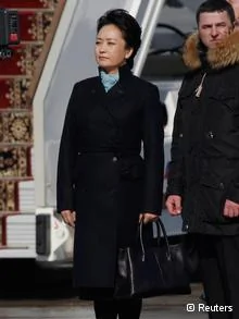 Chinese First Lady Peng Liyuan takes part in a welcoming ceremony upon her arrival with President Xi Jinping at Moscow's Vnukovo airport March22,2013. REUTERS/Maxim Shemetov(RUSSIA- Tags: POLITICS)