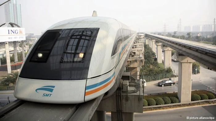  A maglev(magnetically levitating) train approaches its terminus in Shanghai, China on07 January2008. According to a report by state media, the cost of a planned170 KM maglev line connecting the cities of Shanghai and Hangzhou is likely to more than double the original estimate of20 Million Euro per KM to50 Million Euro per KM as measures to reduce impact on nearby residential areas have taken. EPA/QILAI SHEN+++(c) dpa- Report+++