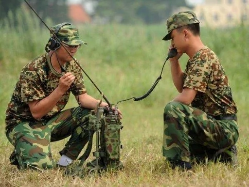 中國軍人在合肥軍事基地進行演習