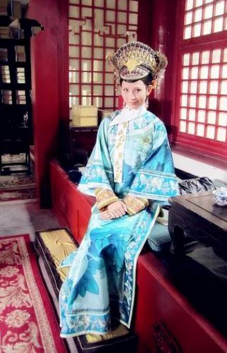 解读《甄嬛传》中 清代宫廷服饰