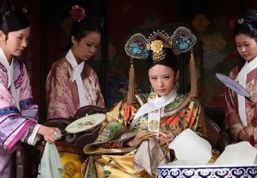 解读《甄嬛传》中 清代宫廷服饰