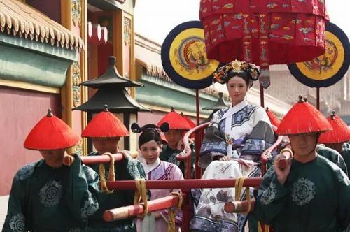 解读《甄嬛传》中 清代宫廷服饰