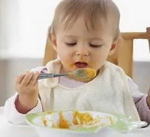 如何訓練寶寶自己吃飯