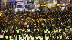 香港警察与反政府示威者在中环主干道上对峙（1/1/2013）