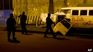 巴西警察手持机枪在里约热内卢一处贫民窟巡逻（3/3/2013）