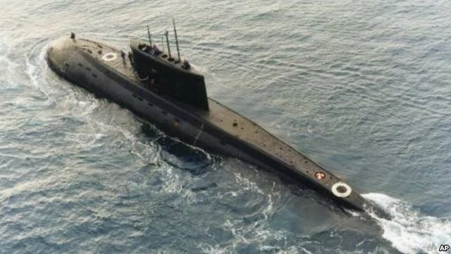 一艘伊朗购买的俄罗斯制造的基洛级柴电潜艇1996年12月23号的那个星期在地中海中央被一艘支援船（未在图中）拖行。