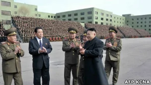 朝鲜领导人金正恩（右二）与劳动党中央领导人（28/03/2013）