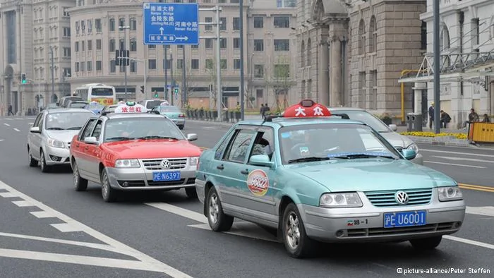 VW Santana Taxis fahren in Shanghai(China) durch die Straßen, aufgenommen am19.04.2010. Foto: Peter Steffen dpa