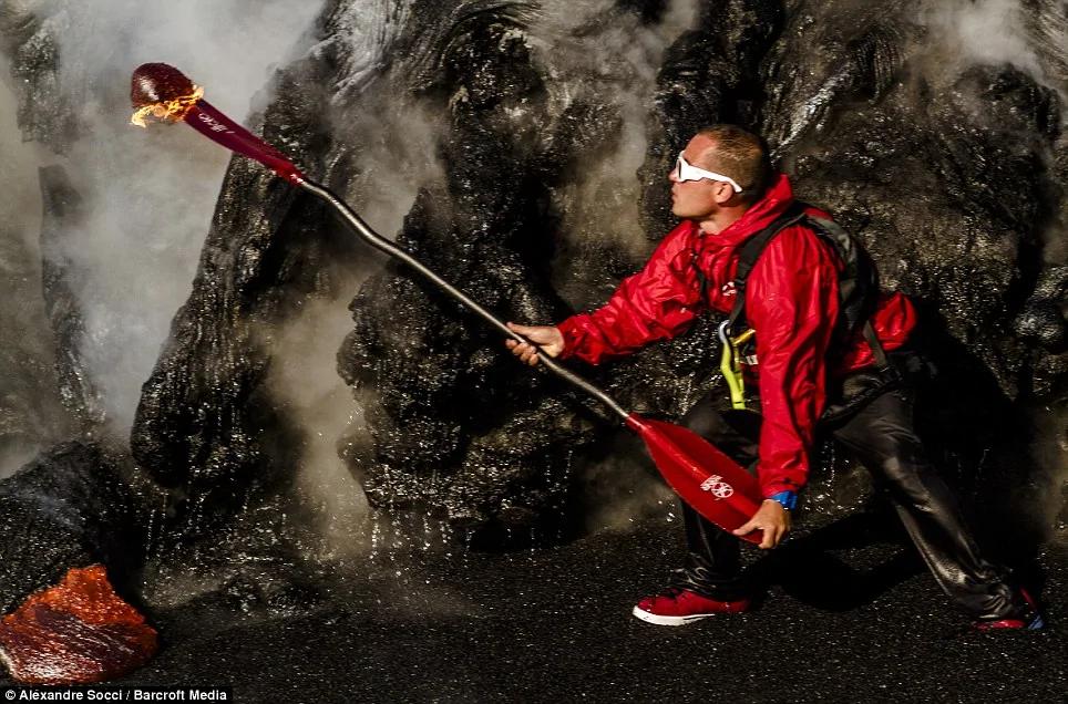 惊心动魄!巴西勇士乘皮划艇探险喷发火山