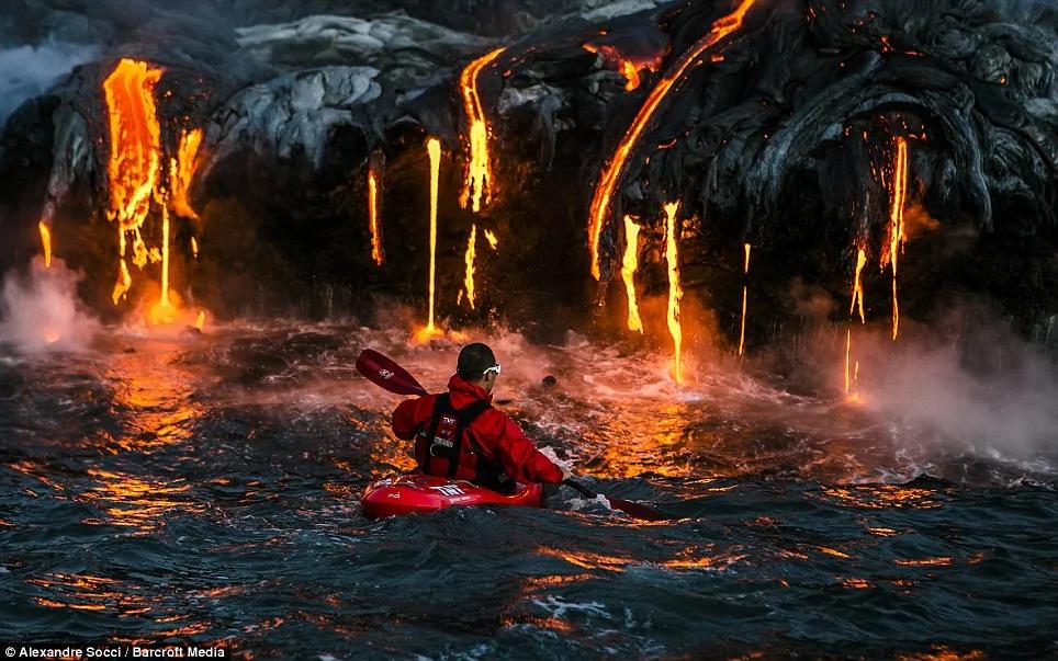 惊心动魄!巴西勇士乘皮划艇探险喷发火山