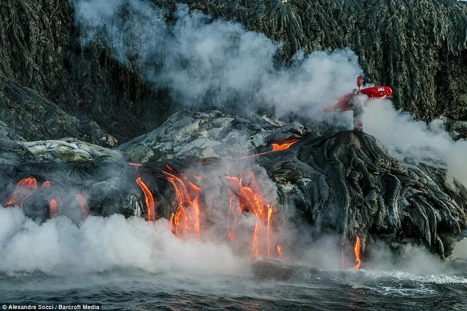 惊心动魄!巴西勇士乘皮划艇探险喷发火山