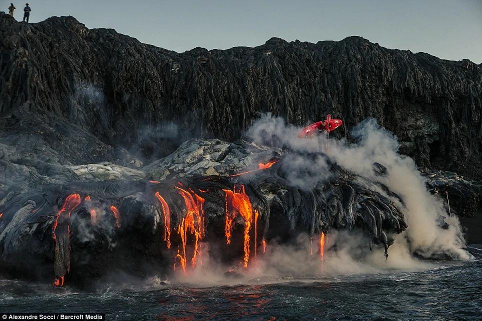 惊心动魄!巴西勇士乘皮划艇探险喷发火山
