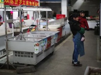 上海南部闵行区一个被关闭的鸡禽肉类柜台。图片摄于2013年4月3日。当地人称，该柜台主人一个月前因感染疑似禽流感而死亡。