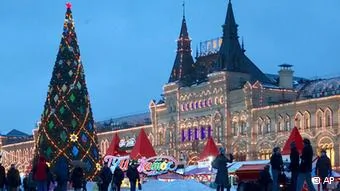 In this Dec.4,2012 file photo, people walk past a Christmas tree in Red Square, with the GUM State Department Store at right, in Moscow.(Foto:Alexander Zemlianichenko, File/AP/dapd)
