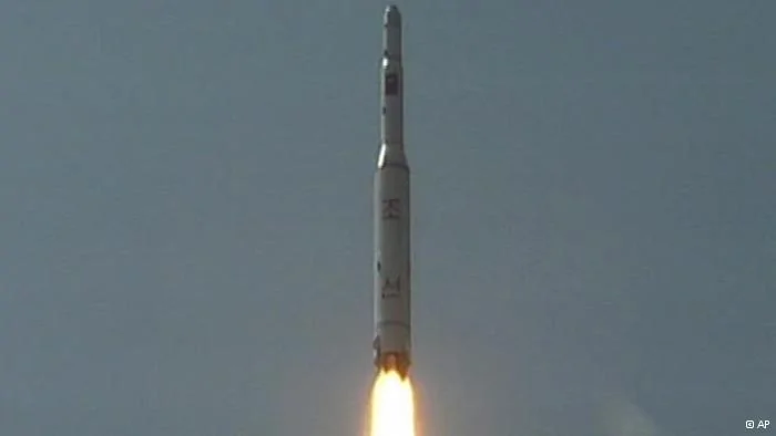 FILE- In this April5,2009 image made from KRT video, a rocket is lifted off from its launch pad in Musudan-ri, North Korea. North Korea announced Friday, March16,2012, it plans to launch a long-range rocket mounted with a satellite next month, a surprise move that comes weeks after it agreed to nuclear concessions including a moratorium on long-range missile tests. The launch plan comes as North Korea prepares to celebrate the April15 centenary of the birth of its founder, Kim Il Sung.(Foto:KRT TV, File/AP/dapd) NORTH KOREA OUT, TV OUT
