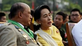 緬甸民運領袖、前政治犯翁山蘇姬與軍隊將領一道觀看建軍節閱兵式(2013年3月17日)