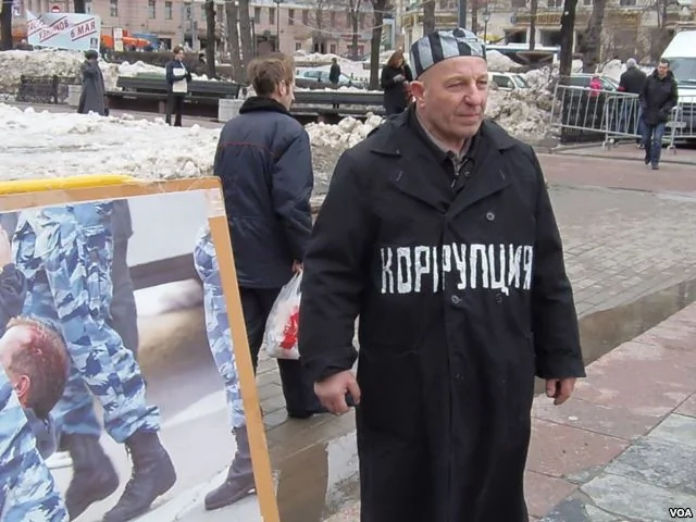 莫斯科支持政治犯集会的一名参加者把自己装扮成囚徒，他胸前的字是“腐败”。（美国之音白桦拍摄）