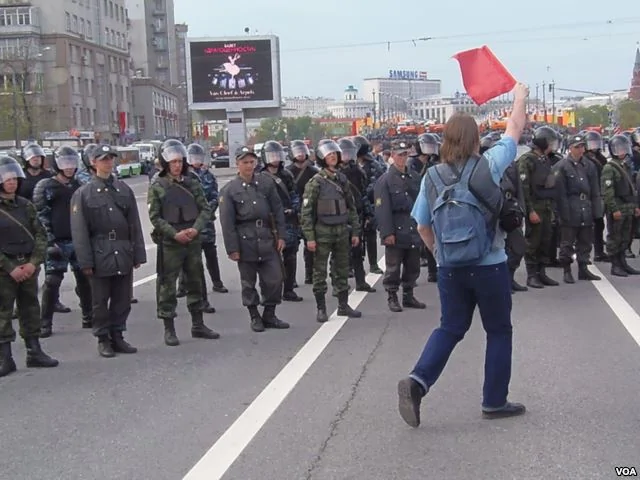 去年5月6日的反政府抗议中，一名示威者面对警察。（美国之音白桦拍摄）