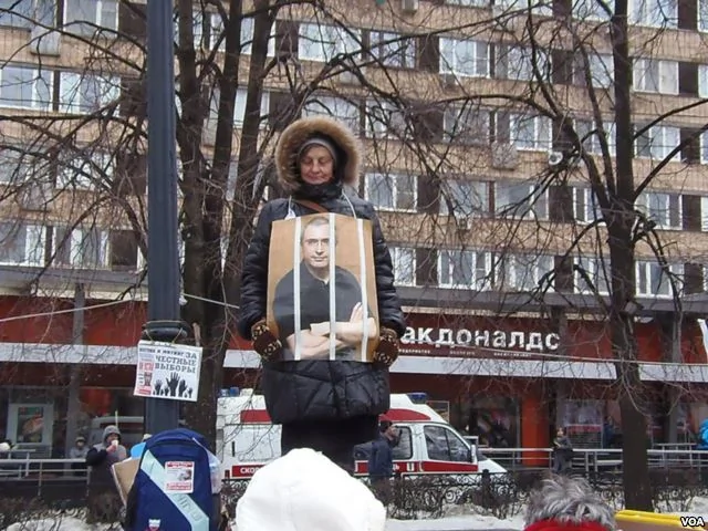 一名妇女在莫斯科支持政治犯的集会上，她胸前的照片是俄罗斯前首富霍多尔科夫斯基。（美国之音白桦拍摄）