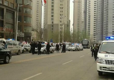 河北邯郸发生枪击案运钞车司机与押款员身亡(组图)