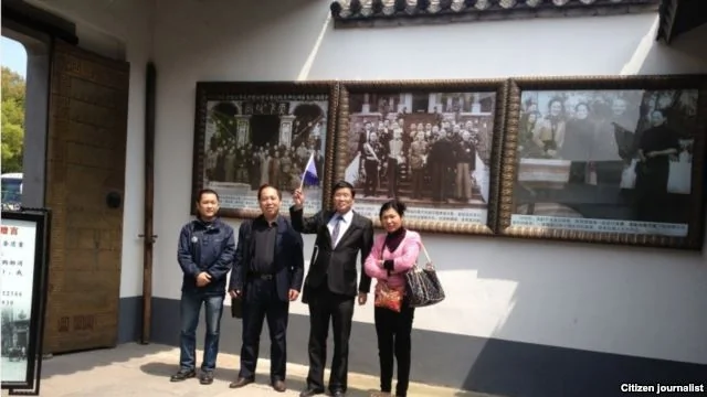 魏祯凌(左一)等五人清明节前在奉化溪口蒋介石故居。（魏祯凌提供）