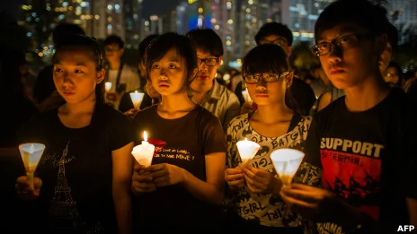 香港学生出席维多利亚公园烛光晚会悼念六四天安门学运死者（4/6/2012）