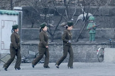 北韩女兵穿高跟鞋巡逻外界称奇
