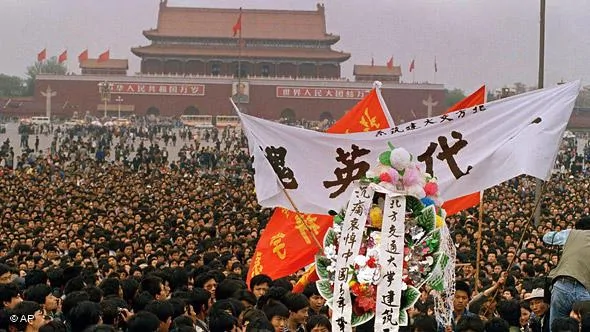 1989年學生在廣場上悼念胡耀邦