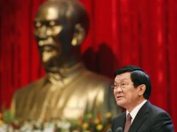 越南国家主席张晋创2013年1月25日在河内参加越战巴黎和平协议40周年纪念活动。身旁为越共已故领导人胡志明像。