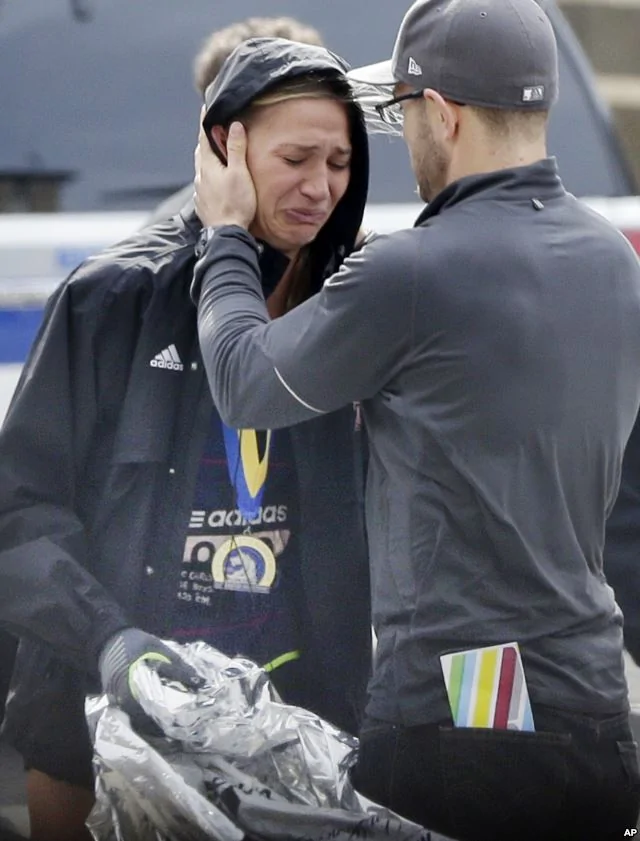 一位參加波士頓馬拉松賽的女選手失聲痛哭。