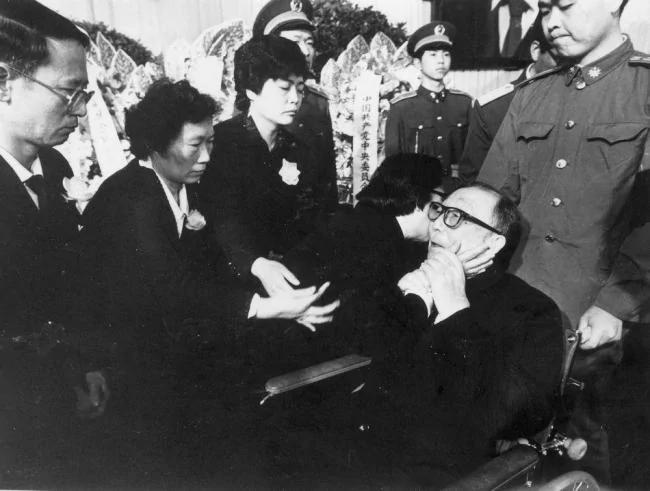 89年胡耀邦追悼会:邓小平李鹏赵紫阳出席