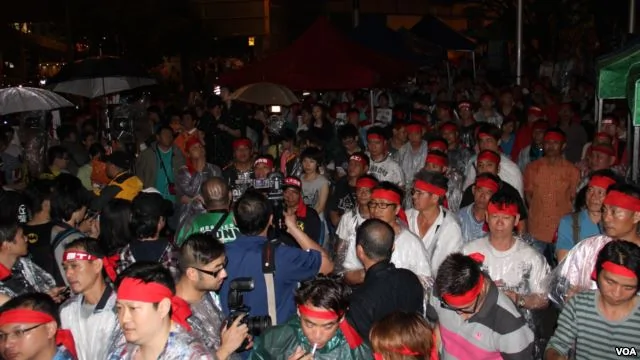 香港民眾在港島中環李嘉誠旗下公司總部長江大廈前抗議(美國之音海彥拍攝)