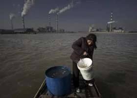 國無淨土，邦無淨河：一婦女正在長江打水