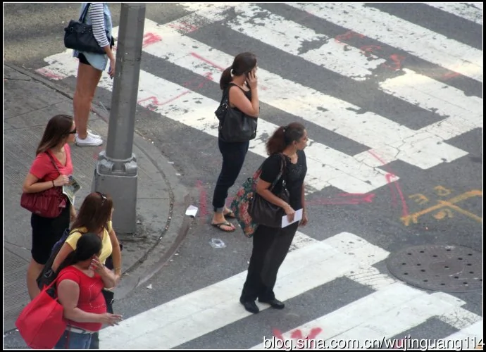 在美国纽约行人怎么过马路
