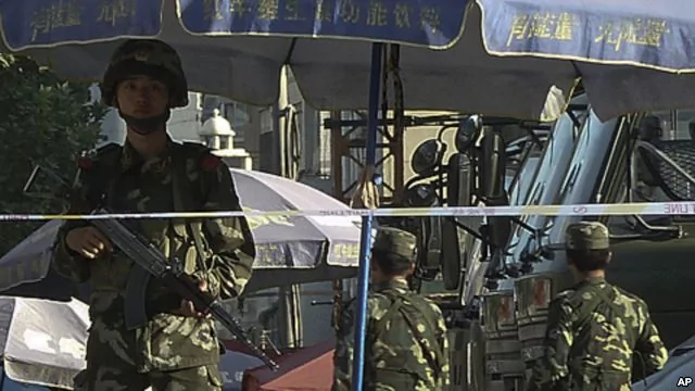 中國一名武裝警察在新疆喀什街頭站崗（2011年8月4號資料照）。