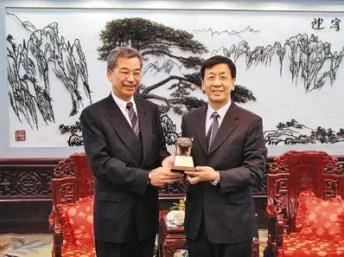 湯顯明(左)被指向曹建明(右)送大禮2009年上京先獲曹贈禮品，但不知價錢。