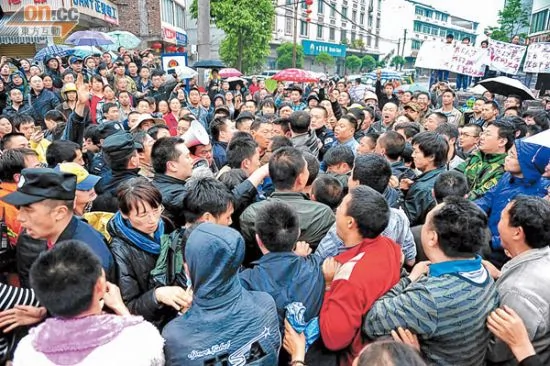 灵关镇灾民举牌求援时爆发冲突场面
