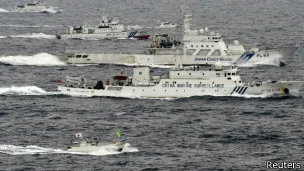 4月23日，中国8艘海舰船相继进入与日本存在主权争议的钓鱼岛12海里海域巡航（23/04/2013）