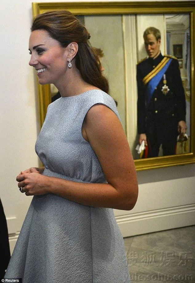 凱特王妃挺孕肚再現身親赴畫廊參觀威廉王子像(多圖)