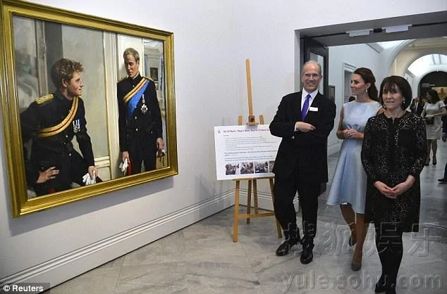 凯特王妃挺孕肚再现身亲赴画廊参观威廉王子像(多图)
