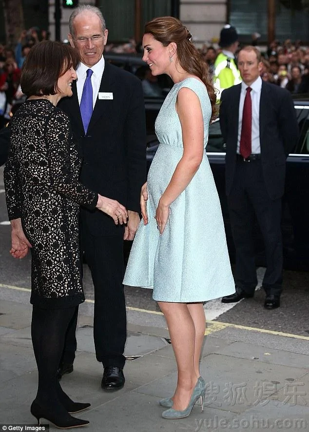 凱特王妃挺孕肚再現身親赴畫廊參觀威廉王子像(多圖)